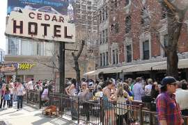 Viele Leute unterhalten sich und trinken im Cedar Hotel Pub 