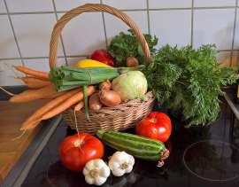 Ein Korb frisches Gem�se in der K�che