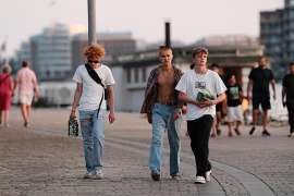 Gen Z: Zoomer Boys auf der Islands Brygge (Copenhagen) an einem sonnigen Sommerabend