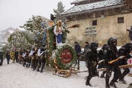 Am vergangenen Sonntag war es so weit: Das Fisser Blochziehen, einer der �ltesten und eindrucksvollsten Fasnachtsbr�uche im Alpenraum, fand wieder statt.