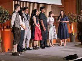 Die Gold- und Silber-Lehrlinge auf den B�hne beim Fest der Wirtshauskultur Nieder�sterreich