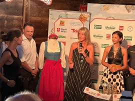 Das Siegerdrindl Mizzi von Daniela Kokic bei der Pressekonferenz zur Wiener Kaiser Wiesn 2026