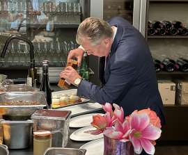 Es ist angerichtet in M�rwald Chefs Club: Toni M�rwald legt mit der Pfefferm�hle letzte Hand an