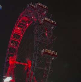 Das vorweihnachtlich illuminierte Riesenrad vor dem dunklen Nachthimmel