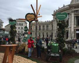 Steirische Dwkoration mit Klapotetz und Wegweisern, im Hintergrund das Burgtheater