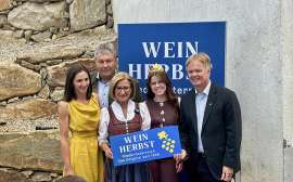 Er�ffnung Weinherbst 2026 vlnr. Maria Wegscheider vom Weingut Gruber R�schitz, Leopold M�ller - Vizepr�sident des Weinbauverbandes Nieder�sterreich, Landeshauptfrau Johanna Mikl-Leitner, Weink�nigin Marie Huber (Ma, Michael Duscher, GF der N� Werbung