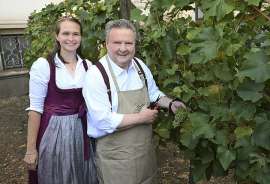 B�rgermeister Michael Ludwig mit Weinprinzessin Anna Langes bei der Lese am Schwarzenbergplatz