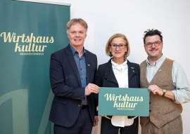 Michael Duscher, Landeshauptfrau Johanna Mikl-Leitner und Hartmuth Rameder mit einem gr�nen Schild 'Wirtshauskultur Nieder�sterreich