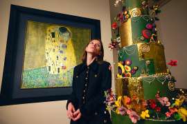 Cake Artist Sophia Stolz mit ihrer Tortenkreation vor 'Der Kuss' von Gustav Klimt im Belvedere