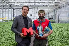 Ingo Panknin (Mitglied der MPREIS-Gesch�ftsf�hrung) und Michael Strillinger (Gesch�ftsf�hrer Strillinger Gartenbau, v.l.).