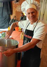 Ern�hrungscoach und 'Show-Koch' Peter Koblhirt bereitet seine K�rbissuppe zu
