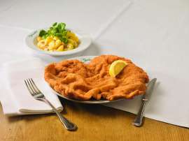 Klassisches Wiener Schnitzel mit Zitronenscheibe und Erd�pfelsalat