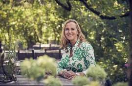 Wirtin Katharina Stocker im Gastgarten des Landgasthaus Stockerwirt inSulz im Wienerwald
