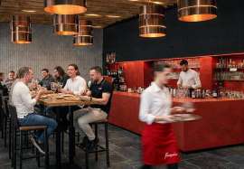 Der Innenbereich im neuen l'autentico mit Bar