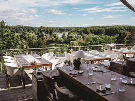 Entspannte Atmosph�re auf der Terrasse des Landgasthof Haslauerhof, wo die sanften Wellen der Donau im Hintergrund pl�tschern.