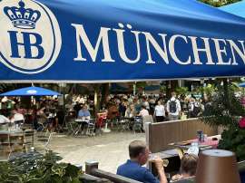 Blick in den Gastgarten im Hofbr�ukeller in M�nchen