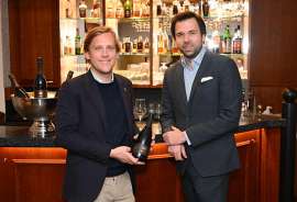 Johannes Kattus und Alexander Schick pr�sentieren die neue Exklusivabf�llung von Kattus f�r das Hotel Stefanie