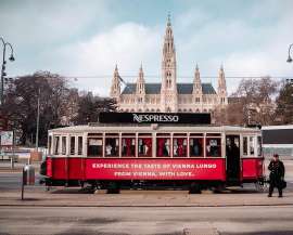 Ab 12. Februar verwandelt Nespresso f�r vier Tage eine Stra�enbahn in ein mobiles Kaffeehaus auf der Wiener Ringstra�e. Hier zu sehen vor dem Wiener Rathaus.