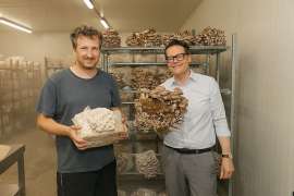 Stadtrat J�rgen Czernohorszky und Hut & Stiel-Gesch�ftsf�hrer Manuel Bornbaum