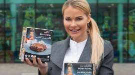 Mag. Karin Neumaerker mit den beiden Produktpackungen vor einer Billa Plus Filiale