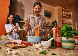 Eine Frau kocht mit Ihrer Tochter Pasta Asciutta