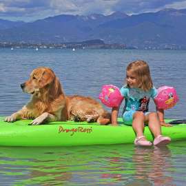 Ein M�dchen und ein Hund befahren den Gardasee auf einer Luftmatratze