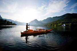 Eine Pl�tte am Grundlsee im Gegenlicht