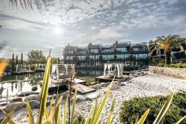 Blick auf das Quellenhof Luxury Resort Lazise vom Strand
