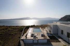 Blick �ber den Pool im Santa Irini Retreat auf das Meer