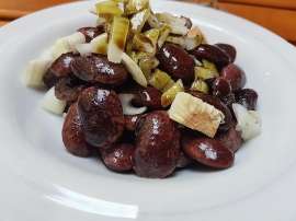 K�ferbohnensalat (Phaseolus coccineus) mit Zwiebeln und K�rbiskern�l. Fotografiert in der Altsteirischen Schmankerlstube in Graz.