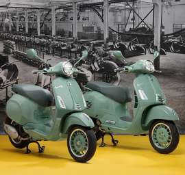 Die beiden Jubil�umsmodelle in der Sonderfarbe Verde 80th: Vespa GTS 80th 310 und Vespa Primavera 80th 125