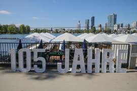 Ein 105-Jahre Emblem vor dem Strandcaf� zur Feier des Tages