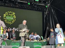 Zur Er�ffnung kochten steirische Chefs mit Politikschaffenden und anderen VIPs live auf der B�hne