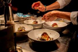 STANTON CULINARY COLLECTIVE feiert erfolgreiche Premiere der Culinary Week in St. Anton am Arlberg: Hier wird letzte Hand an ein delikat angerichtetes Gericht gelegt.
