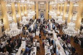 Die prachtvollen R�umlichkeiten der HOFBURG Vienna waren bereits am ersten Tag der VieVinum rasch mit Weinenthusiast:innen gef�llt. Im Bild der Zeremoniensaal mit Weing�tern aus der Steiermark, K�rnten und Ober�sterreich.
