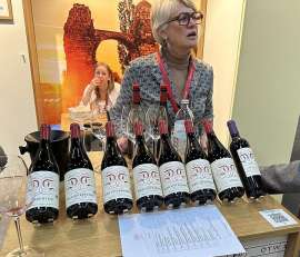 Dorli Muhr an ihrem Messetand bei der Prowein 2024 in D�sseldorf