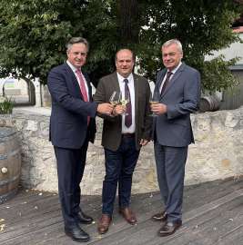 Weinbaupr�sident Johannes Schmuckenschlager (l.), der bisherige Weinbaudirektor und Gesch�ftsf�hrer des Weinbauverbandes (r.) mit seinem k�nftigen Nachfolger Stefan Kast (Mitte).