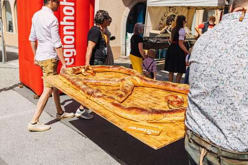 Zwei Meter lang und 1,2 Meter breit - Die Riesenbreze der B�ckerei Mitterer wiegt 28 Kilogramm und ist der Hingucker beim Brezensuppenfest in W�rgl am 7. Juni 2026.