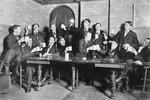 Studenten singen 1907 in einem Pub das Uni-Lied: To U of B, to U of B, our Alma Mater by the sea