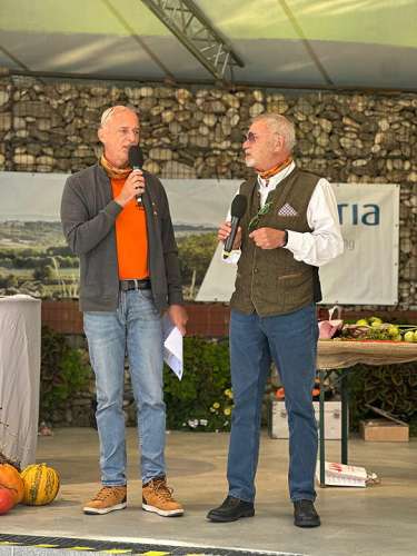 Marin Lacina, Obmann der Austrian Giant Pumpkin Growers mit Moderator Rudi Murth