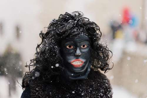 Durch das Klingen der kleinen Schellen der 