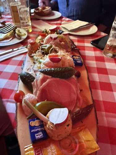 Eine kalte Platte von Wiesbauer bei der Pressekonferenz zur Wiener Kaiser Wiesn 2026