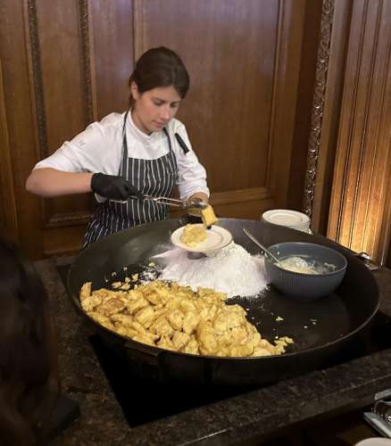 Im Park Hyatt wird in einem riesigen Wok Kaiserscharrn zubereitet