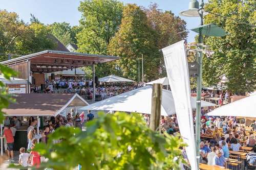 Volle Trib�ne und Zelte beim Poysdorfer Bezirkswinzerfest