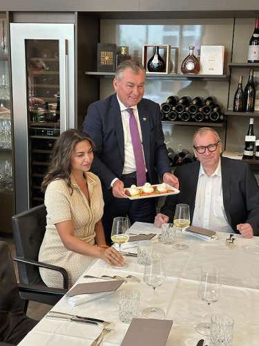Starkoch Toni M�rwald serviert beim Presseevent zur 33. Restaurantwoche Culinarius Gesch�ftsf�hrer Franz B�rnthaler und Kollegin Nadine Djordjevic vom Restaurant Split seine bunten Paradeiser mit Burrata