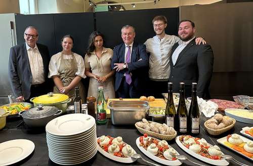 Es ist angerichtet in M�rwald Chefs Club: Toni M�rwald und sein Team mit Culinarius Gesch�ftsf�hrer Franz Bernthaler (ganz links) und Gastronomin Nadine Djordjevic vom Restaurant Split (Mitte)
