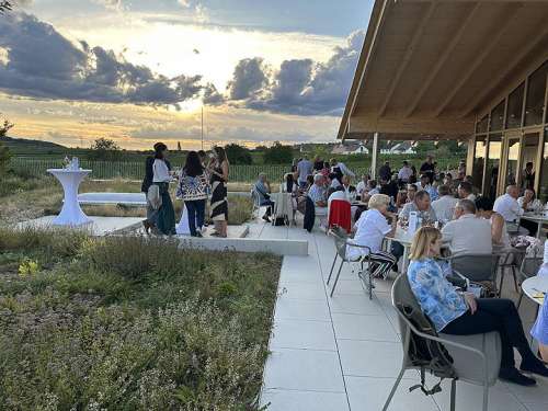 Sonnenuntergang auf der Terrasse des Bioweingut Gruber in R�schitz zur Er�ffnung des Weinherbst 2026