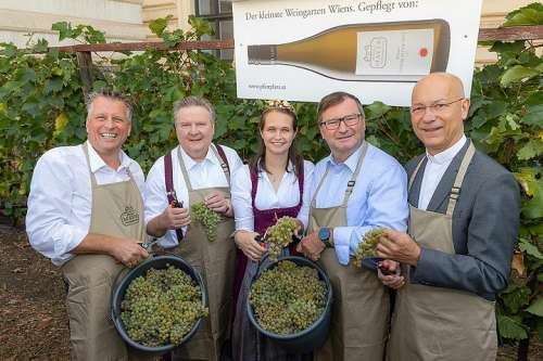 v.l.n.r.: Weingutsleiter Thomas Podsednik (Weingut �Mayer am Pfarrplatz�), B�rgermeister Michael Ludwig, Weinprinzessin Anna Langes, Pr�sident der LK Wien Norbert Walter, der 