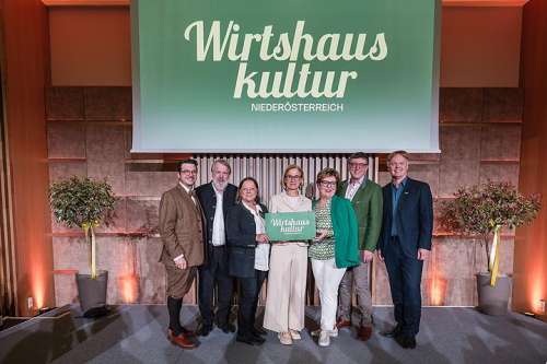 v.l.n.r. Hartmuth Rameder � Obmann der Wirtshauskultur Nieder�sterreich, Martin und Monika Huber, Landeshauptfrau Johanna Mikl-Leitner, Monika und Josef Hag, Michael Duscher � Gesch�ftsf�hrer der Nieder�sterreich Werbung