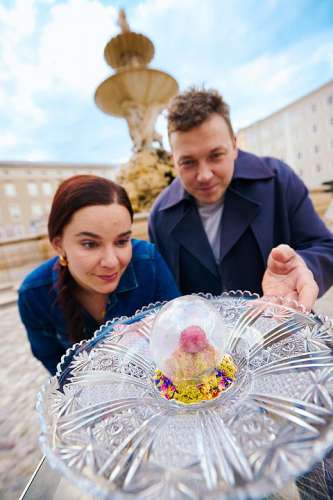 Julia Zotter und Philip Rachinger pr�sentieren ihre Neuinterpretation der Mozartkugel am Residenzplatz